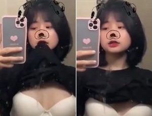 Cặp vếu nhỏ xinh của em sinh viên dâm