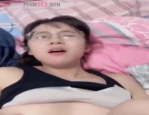 Em gái xinh đẹp kính cận địt bạn trai sướng