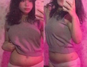 Cô ấy thích nhún như máy